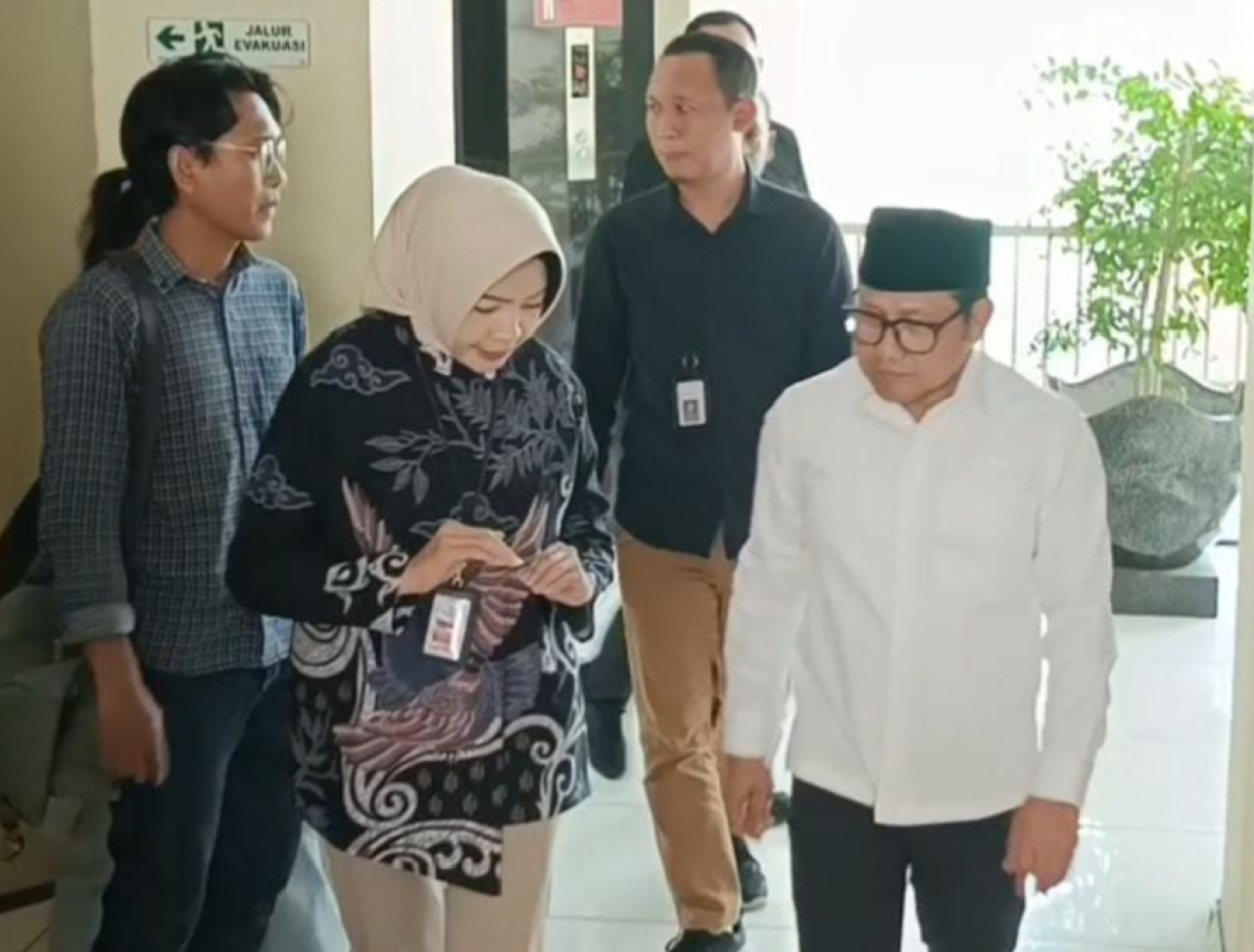 Cak Ipin baju putih saat di Dinsos Surabaya.