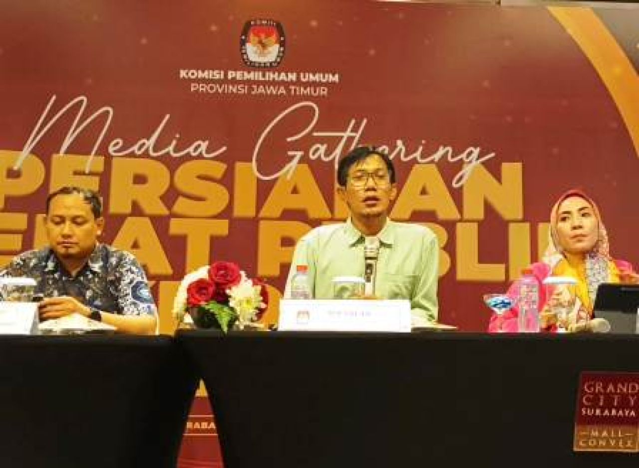 (tengah) Komisioner KPU Jatim, Nur Salam.