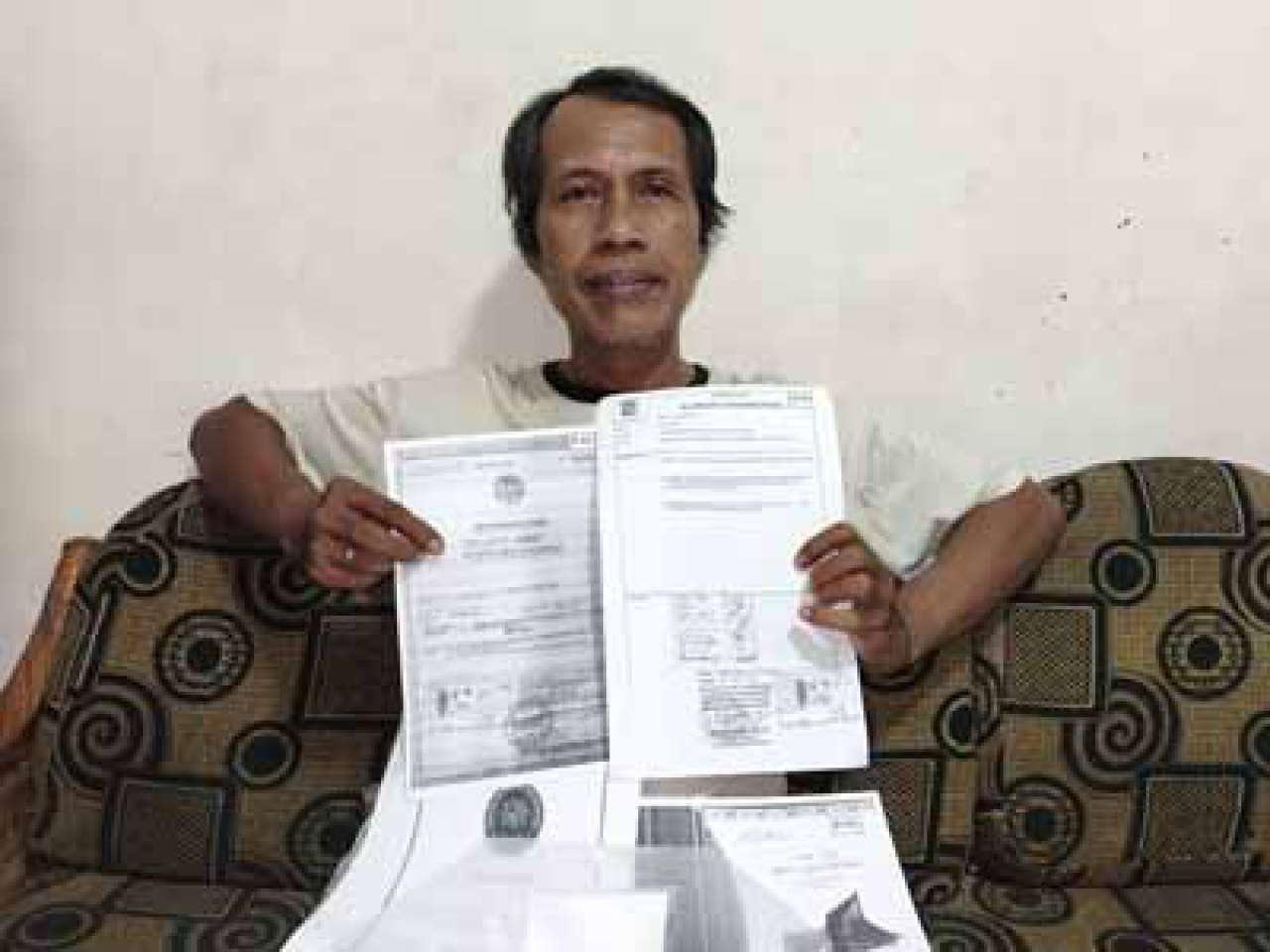 Jermia, menunjukkan bukti dokumen akta lahir yang diduga dipalsukan Imelda.