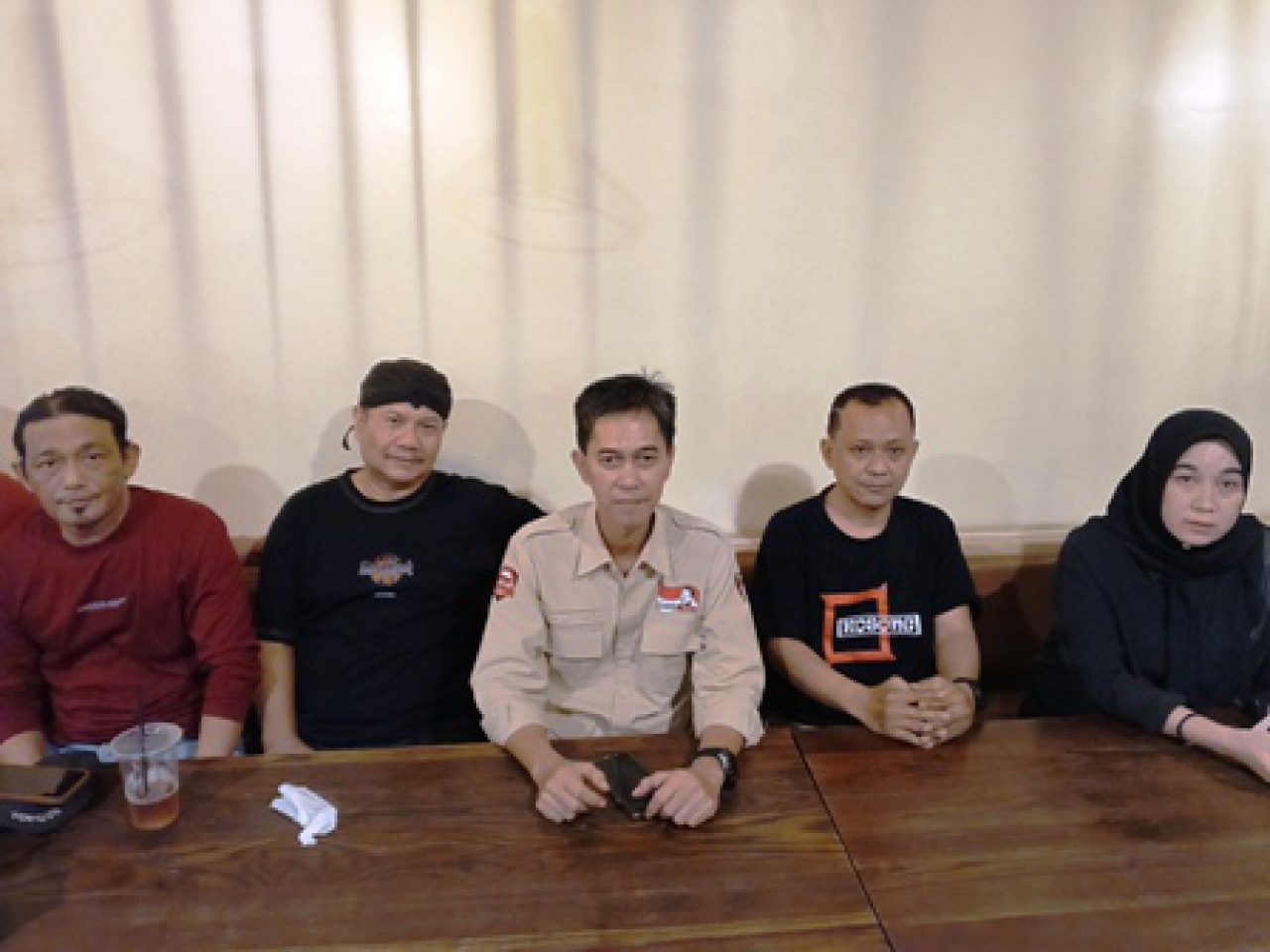 (tengah) Hariadi bersama tim kotak kosong