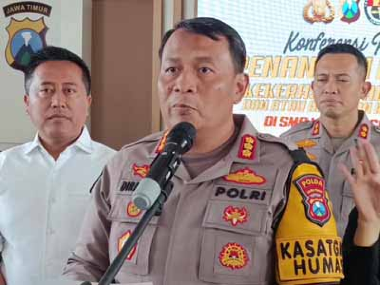 Kabid Humas Polda Jatim Kombes Pol Dirmanto memberikan keterangan pers soal viral video wali murid perintah siswa sujud dan menggonggong, Rabu, (13/11/2024).