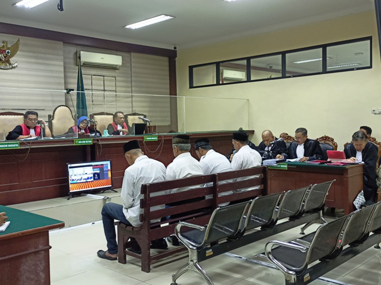 Para Terdakwa Kades di Bojonegoro Terisak Saat Membaca Pledoi