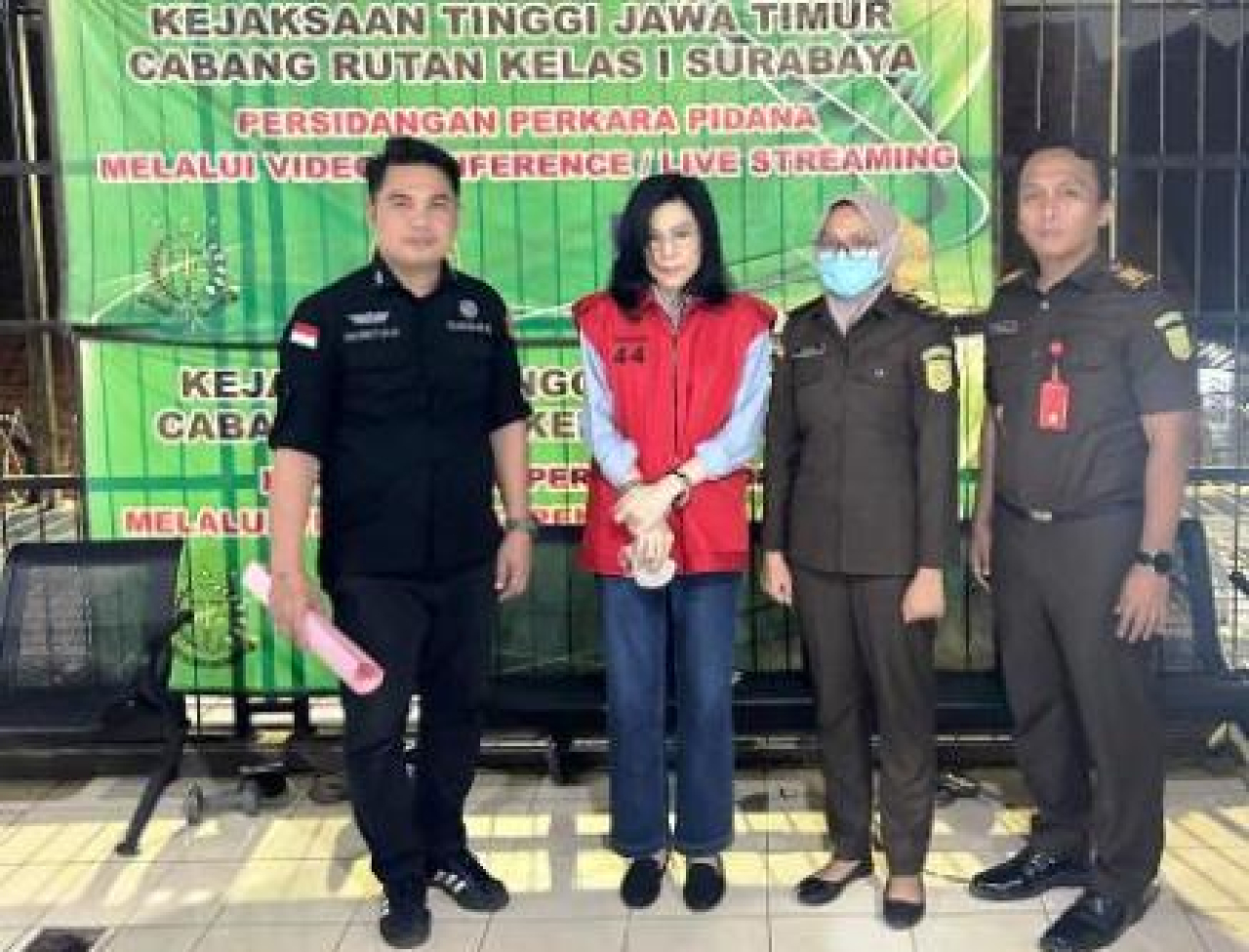 Meirizka Widjaja rompi merah.
