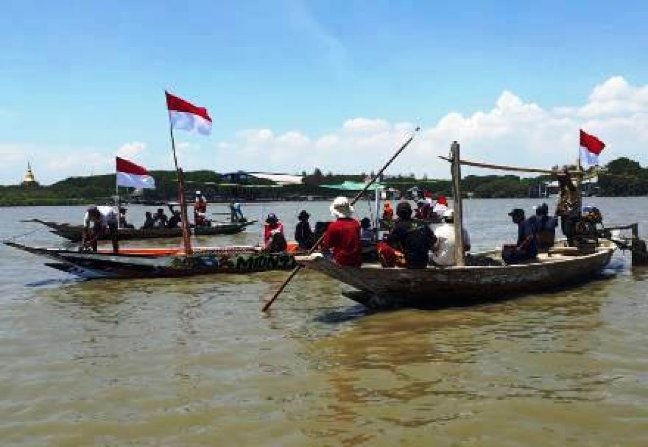 nelayan menolak reklamasi Surabaya Waterfront Land