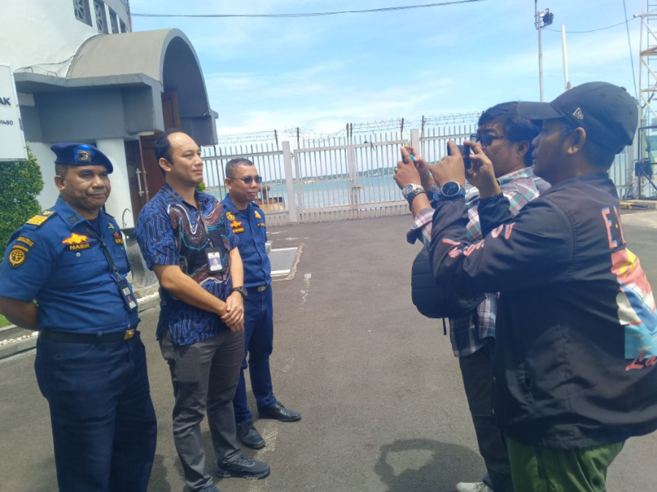 (tengah) Guntur I.P. Turnip.