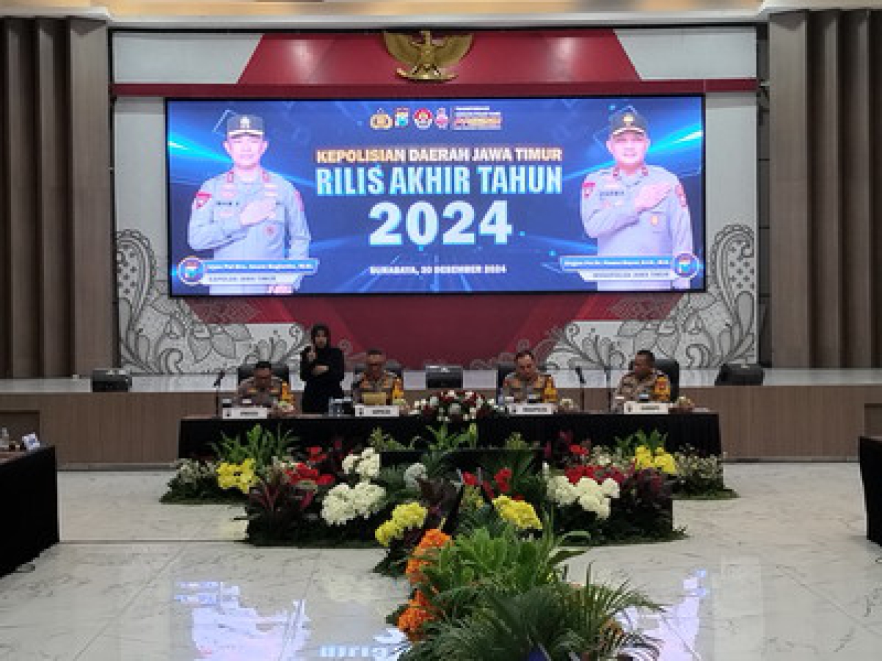 Kapolda Jatim Irjen Pol Imam Sugianto memimpin gelar Anev Polda Jatim 2024 di Gedung Mahameru, Markas Polda Jatim, Senin, (30/12/2024).