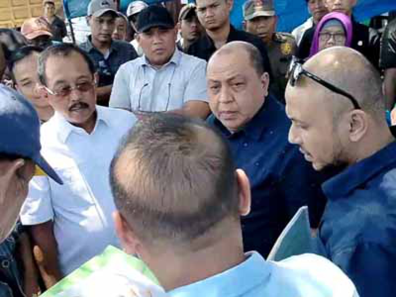Wakil Wali Kota Surabaya Armuji (kiri) mendengarkan argumen Ferdi Wijaya (tampak belakang) Direktur PT Tumerus Jaya Propertindo (Alana Group), Kamis, (19/12/2024).