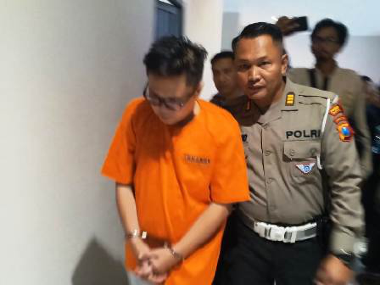 Septian Uki Wijaya menggunakan rompi tahanan.