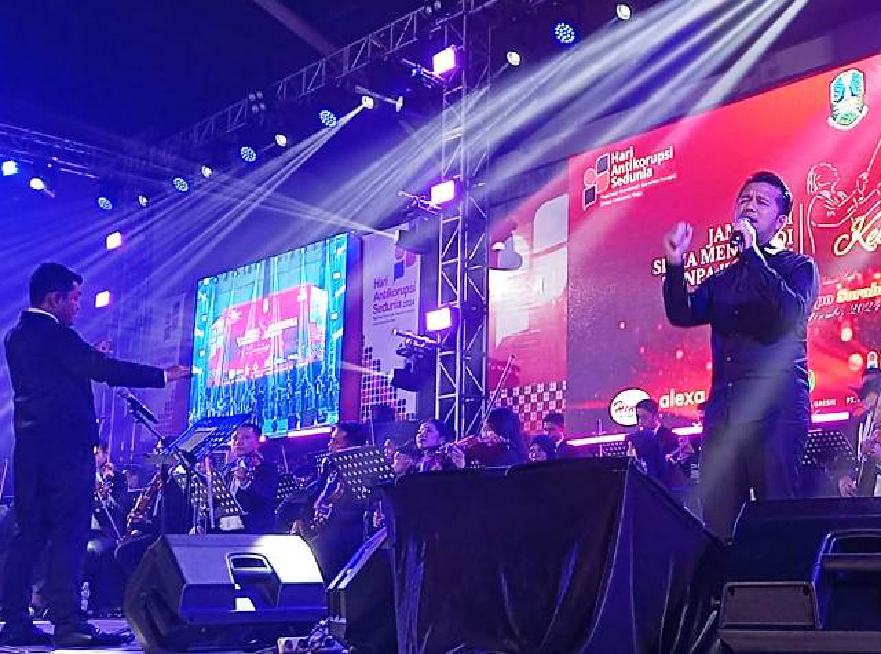 Emil Dardak saat menyanyikan lagu Pelangi karya Erros Djarot