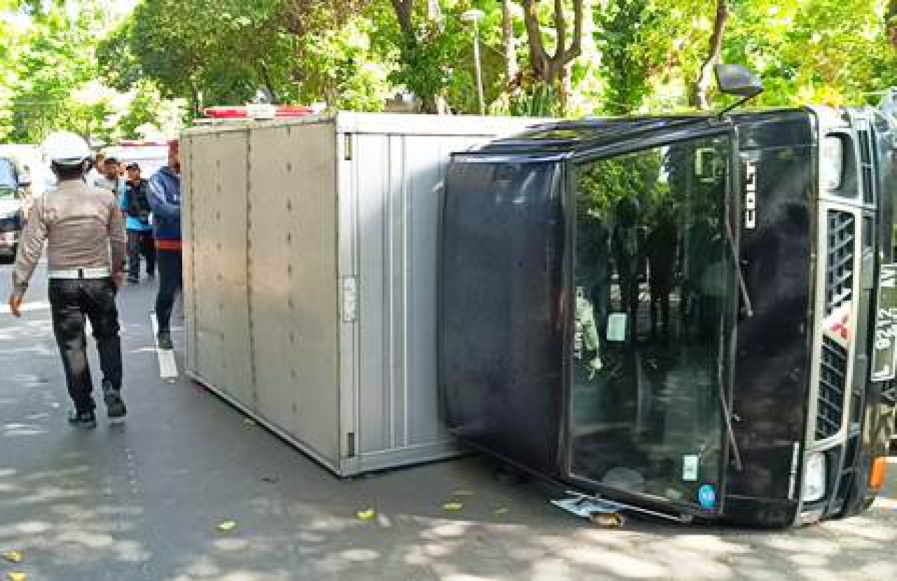 Mobil Box L-9212-AV Terguling.