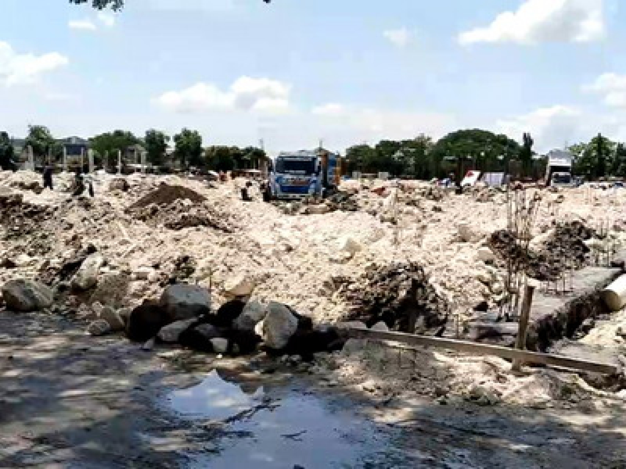 Proyek pembangunan PAR GSI (Perumahan Alana Regency Gunung Sari Indah), baru pemasangan pondasi, Kamis, (19/12/2024).