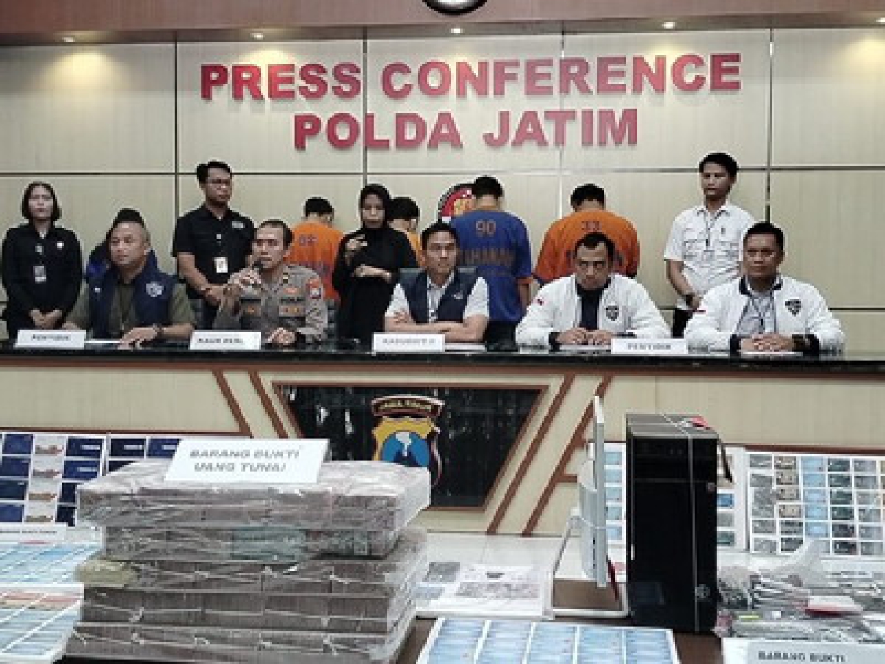 Polda Jatim merilis jaringan Judol, Kamis, (12/12/2024).