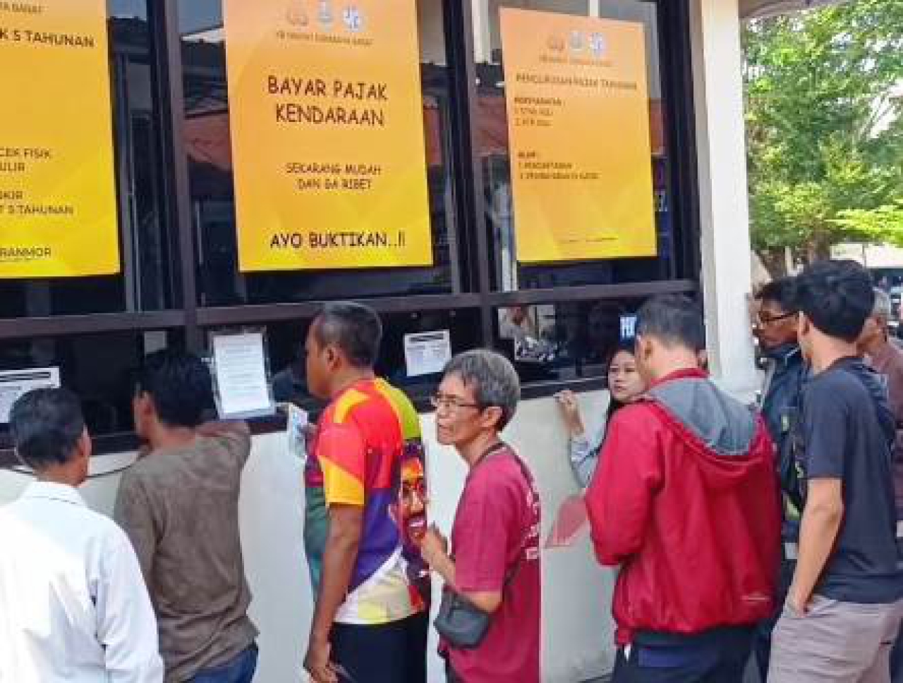 Antrian pajak kendaraan di Samsat Surabaya.