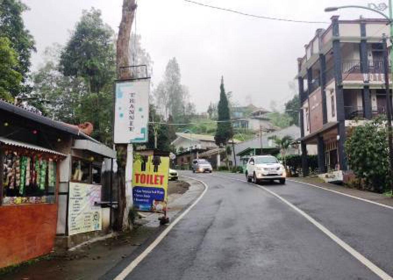 (kiri) Cafe dan tempat penginapan tempat transit wisatawan Bromo di Desa Beledono, Pasuruan.