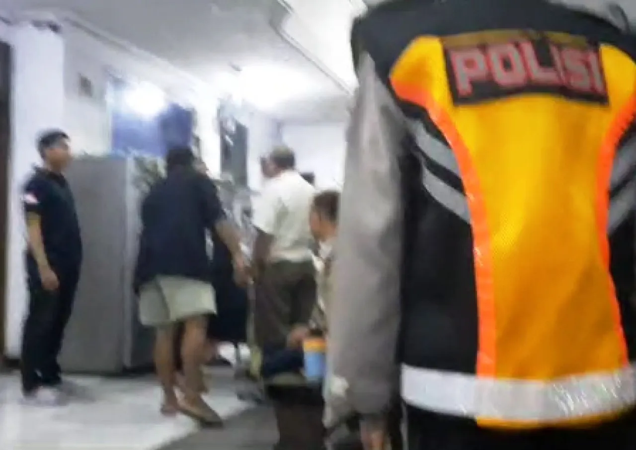 Anggota Polsek Karangpilang Saksikan Pengacara Dikeroyok
