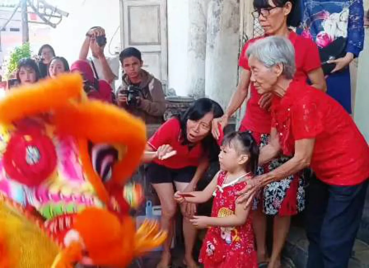 Barongsai Datangi Kampung Pecinan Berburu Angpao Imlek