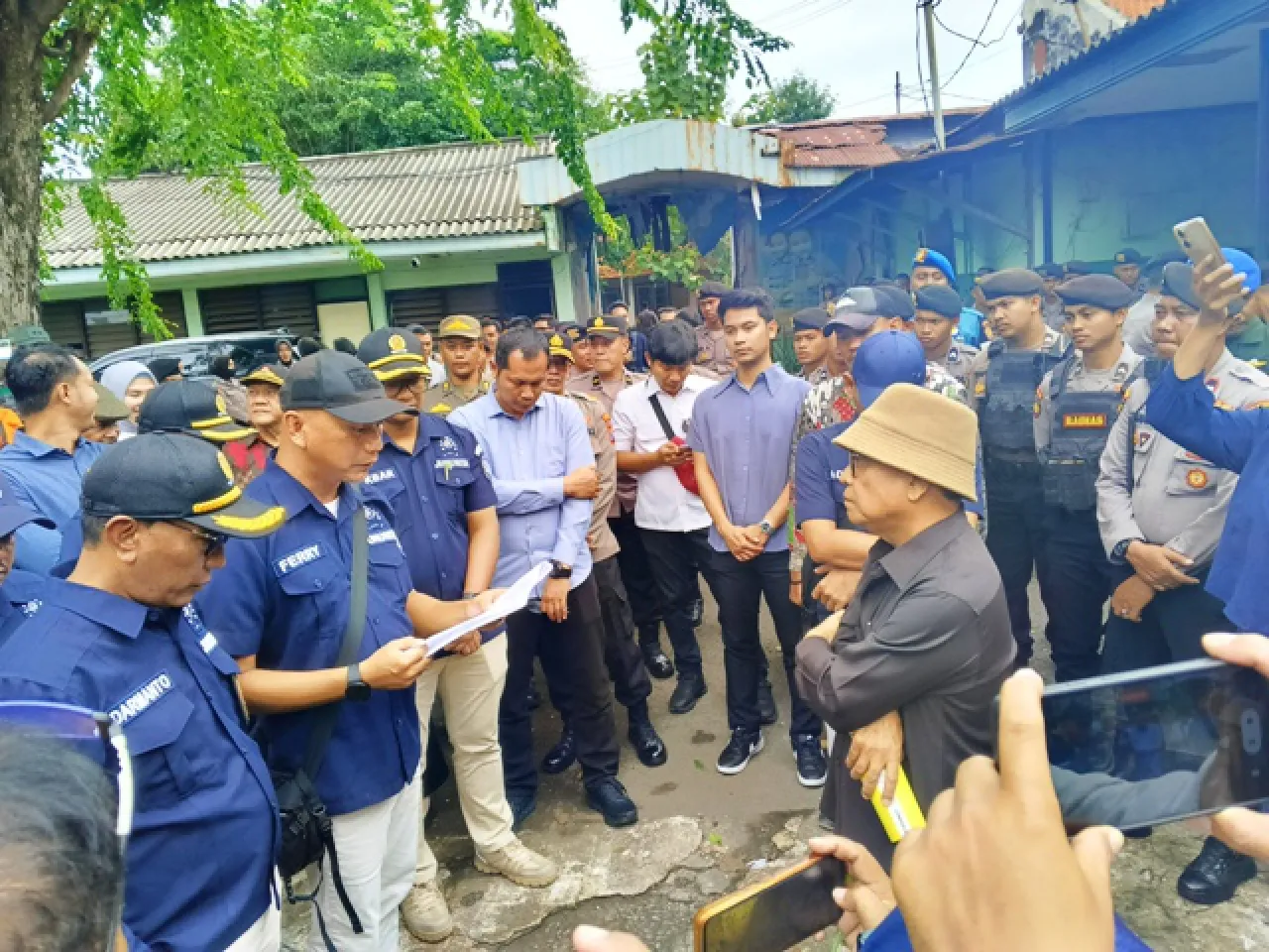 Jurusita PN Surabaya Eksekusi Lahan Sekolah Trisila