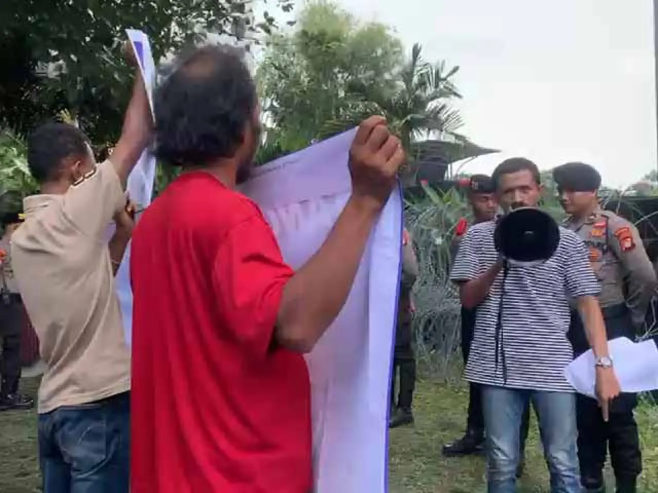 Sekelompok Preman Intimidasi Demonstran Mafia Bawang Putih