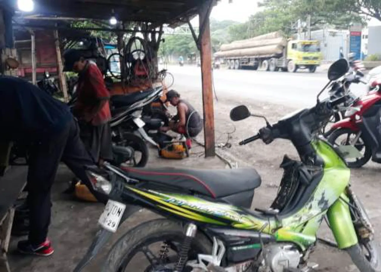 Jalan Berlubang di Pasuruan Berkah Tukang Tambal Ban