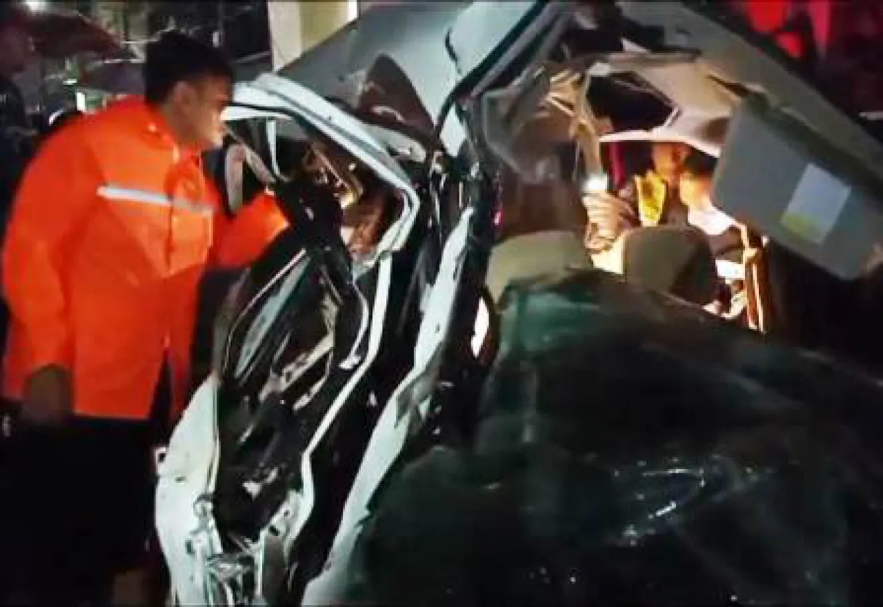 Mobil Tertabrak Kereta Commuter di Perlintasan Tambak Mayor