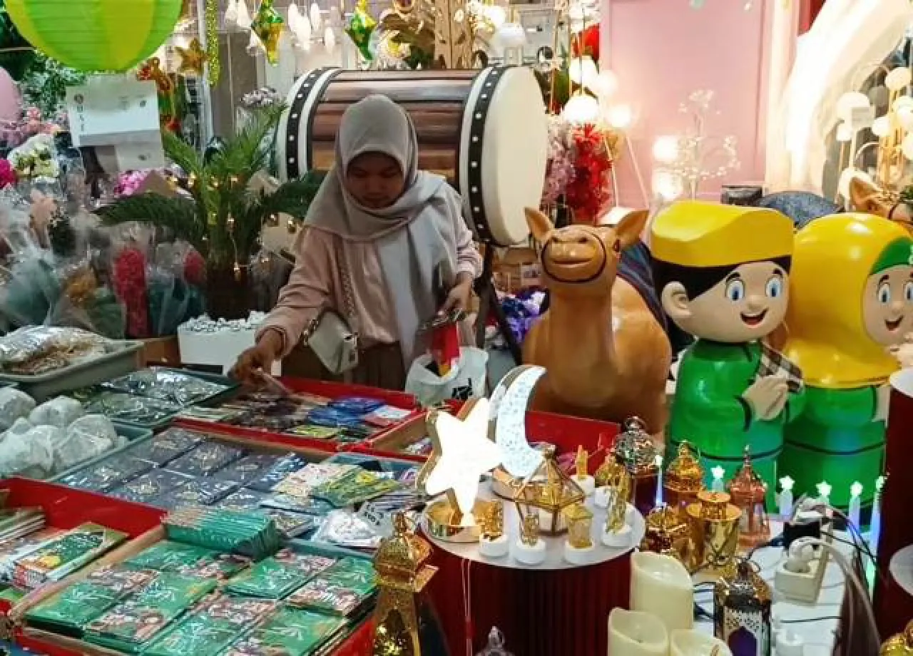Lentera Bernyanyi dan Bunga Artificial Tren Dekorasi Idul Fitri