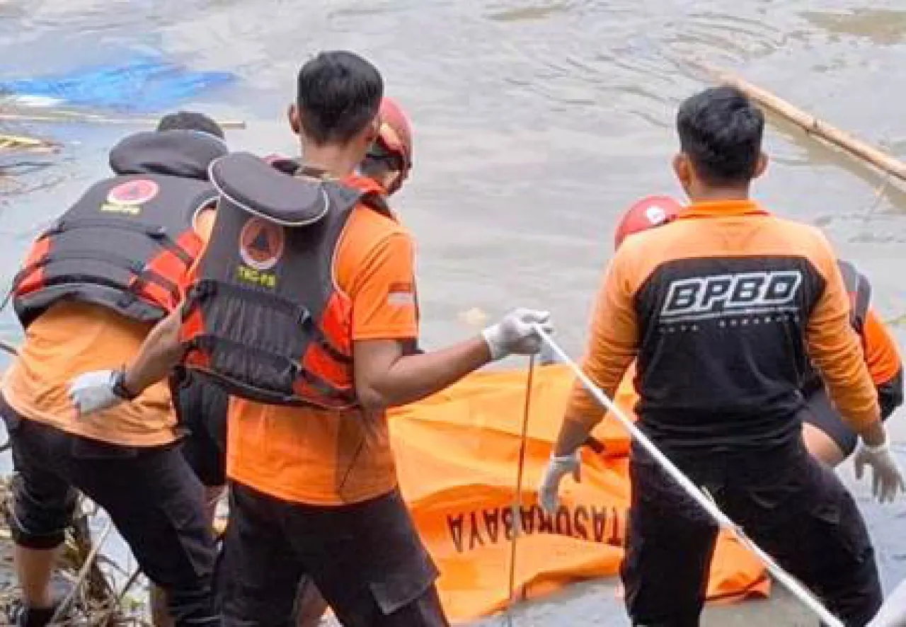 Mayat Wanita Tanpa Busana Ditemukan Membusuk di Kali Jagir