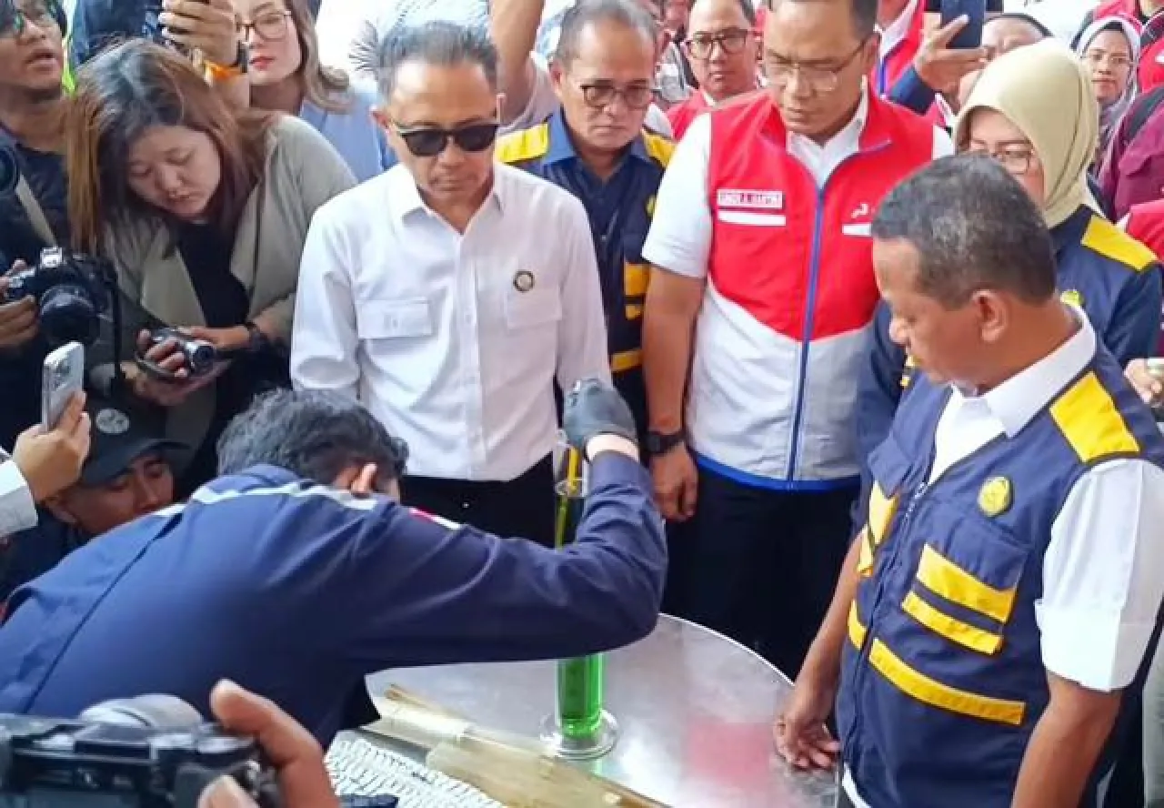 Menteri ESDM Bahlil Lahadalia Sidak SPBU di Surabaya