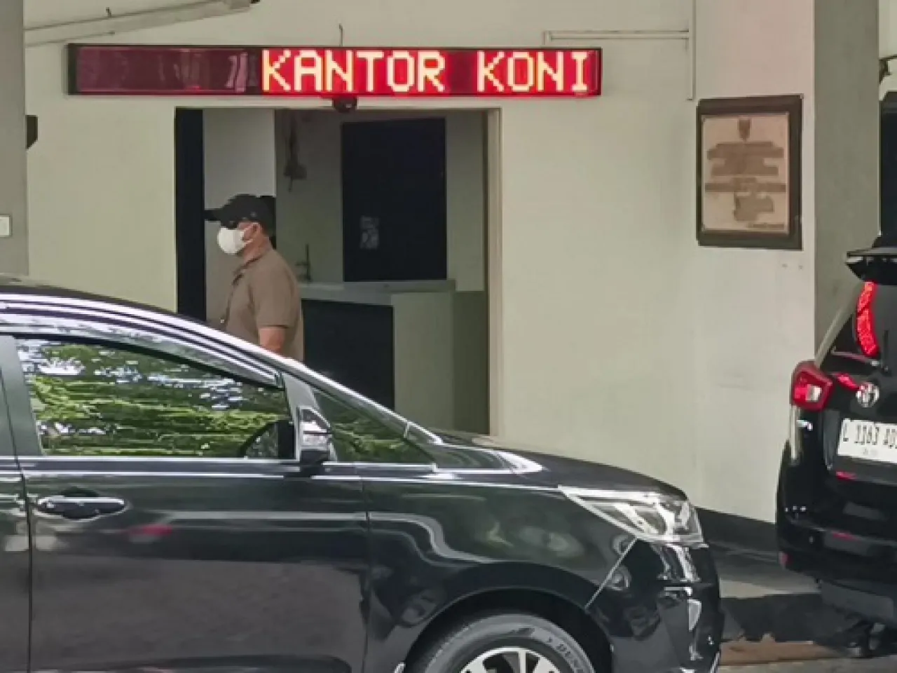 Kantor KONI Jatim Digeledah, KPK Bawa Keluar Dua Koper
