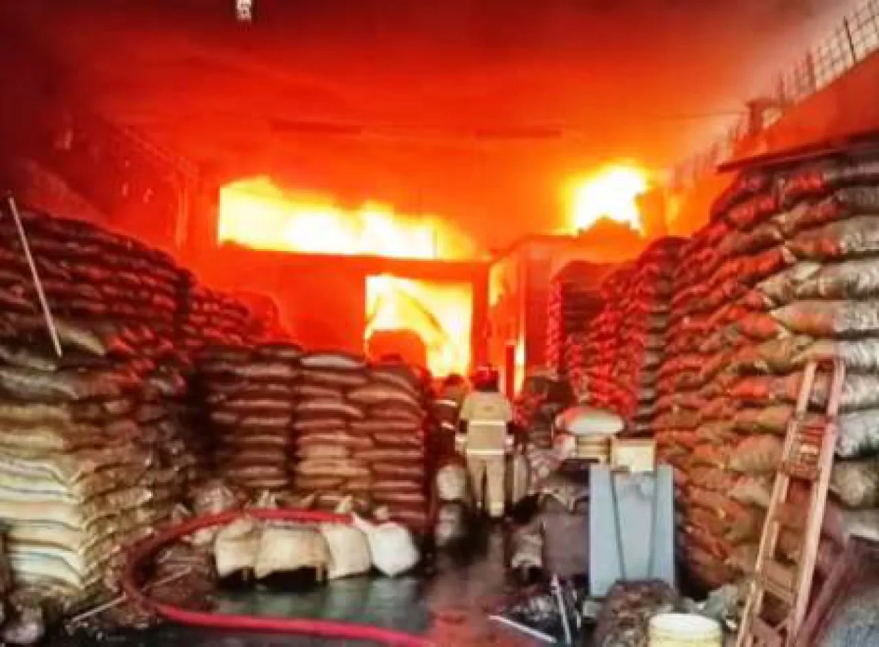 Gudang Penyimpanan Kemiri di Surabaya Kebakaran