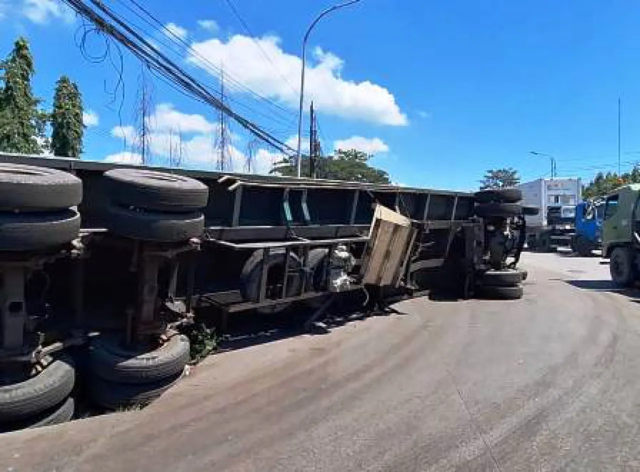 Truk Kontainer Bermuatan Obat Terguling di Jalan Kalianak