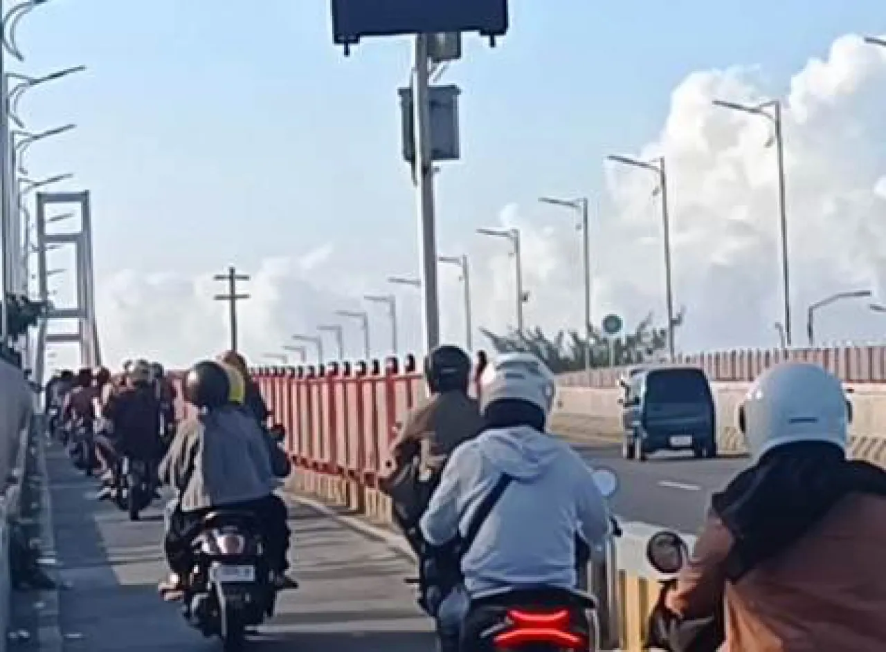 Tradisi Toron Warga Madura, Ribuan Kendaraan Padati Jembatan Nasional Suramadu