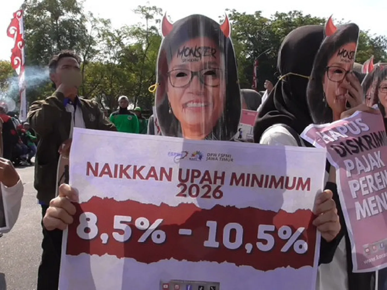 Buruh Jatim Demo Bertopeng Menteri Keuangan RI Sri Mulyani dan Tikus Berdasi