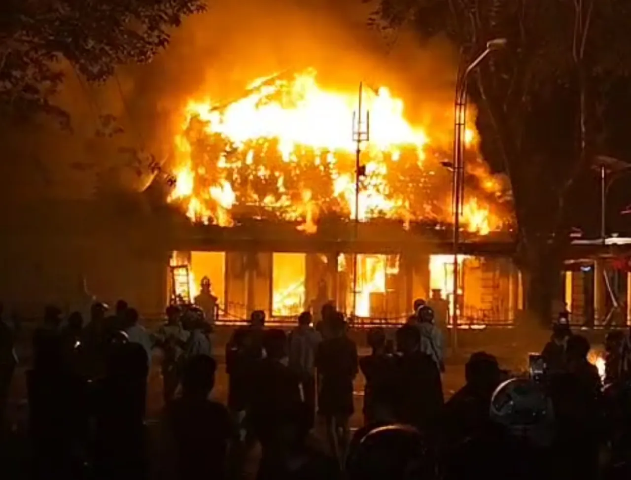 Grahadi Malam ini Dibakar