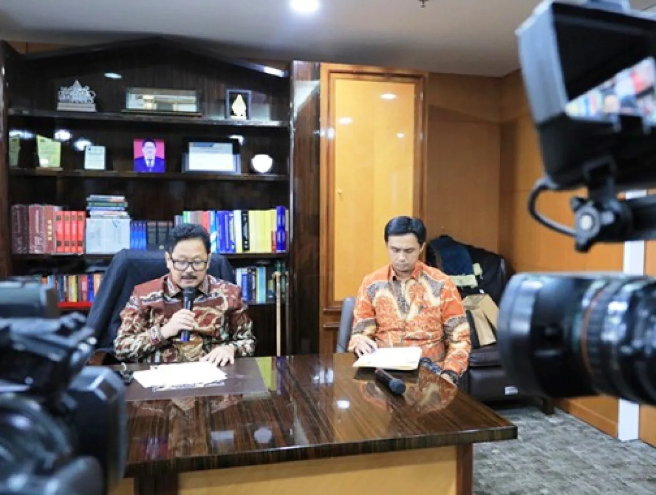 Pernyataan MA dan PN Surabaya Berbeda Soal Status Kepegawaian Itong Isnaeni Hidayat