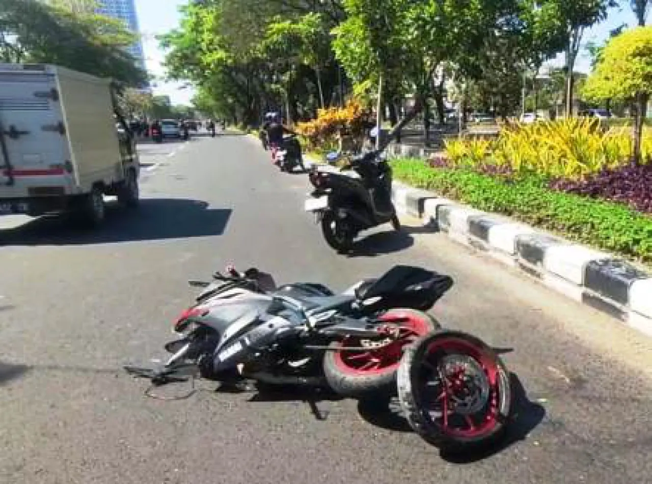 Pengendara Motor Sport Tewas di Frontage Ahmad Yani