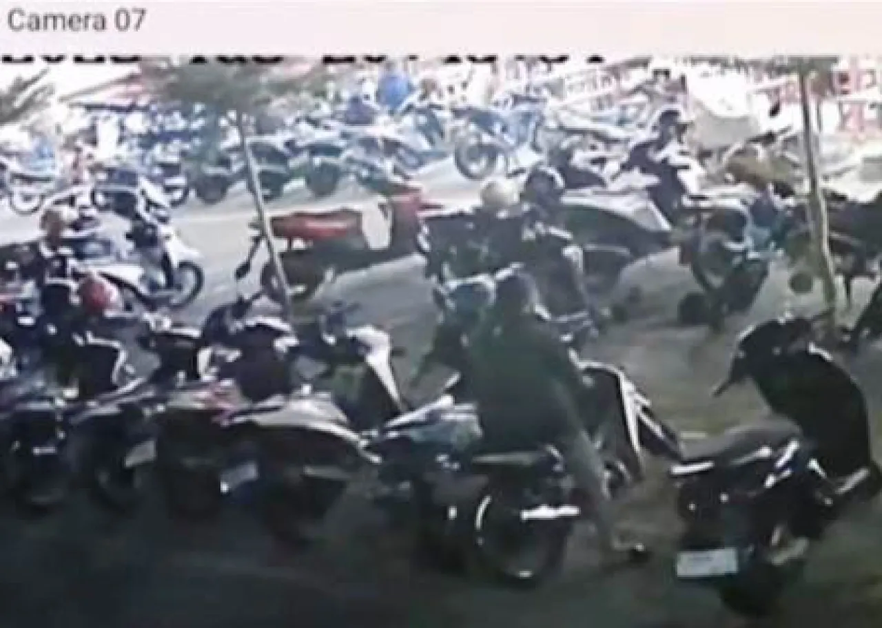 Ojol Curi Motor di Warung Kopi Tenggilis Mejoyo Terekam CCTV