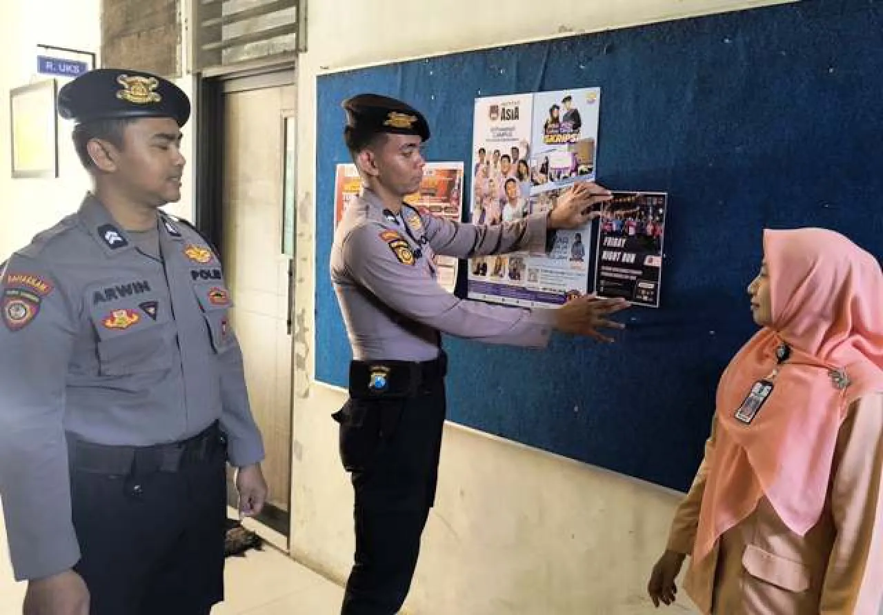 Anggota Polres Pasuruan Kota Pasang Pamflet Friday Nigh Run