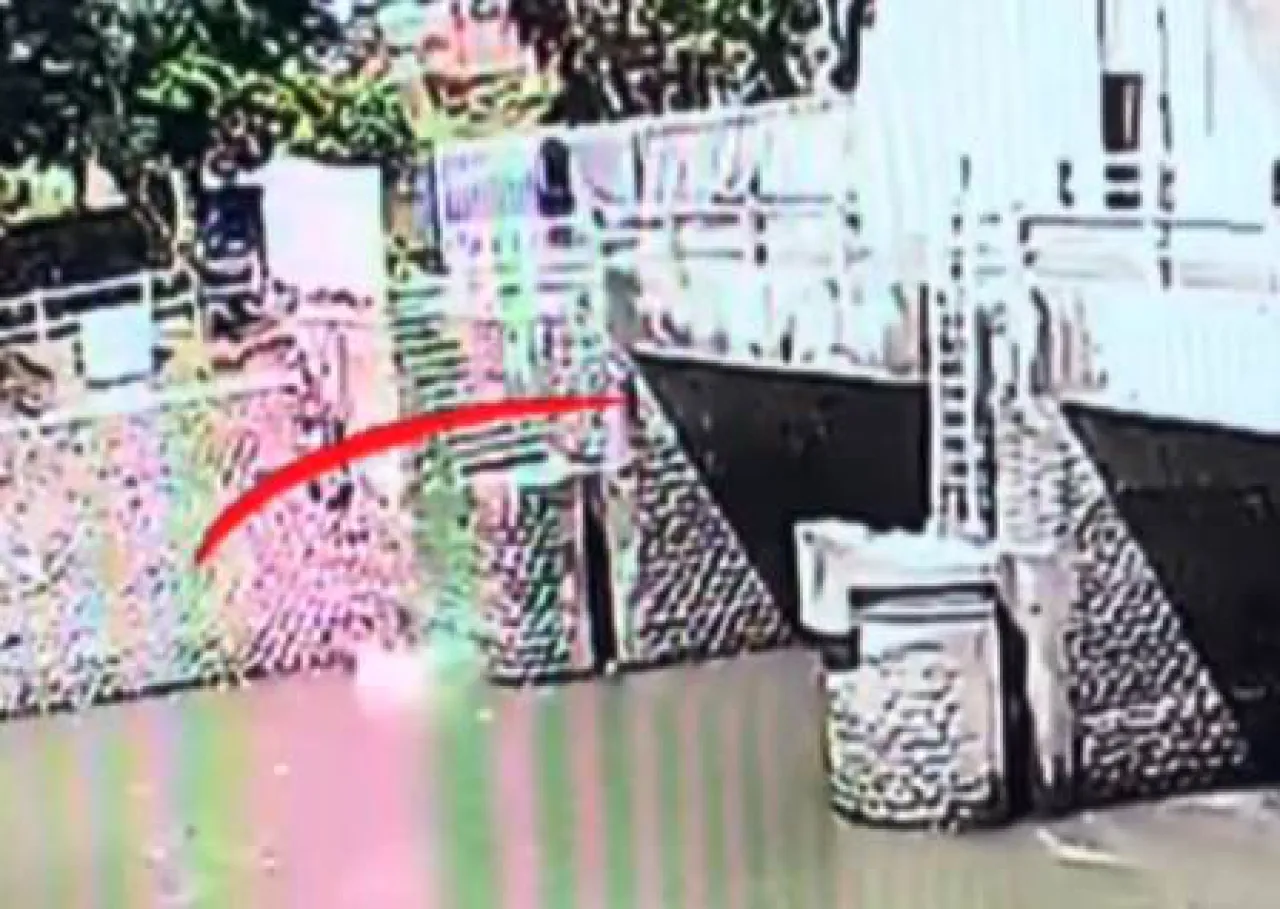 Seorang Pria Terjun dari DAM Kali Jagir Terekam CCTV