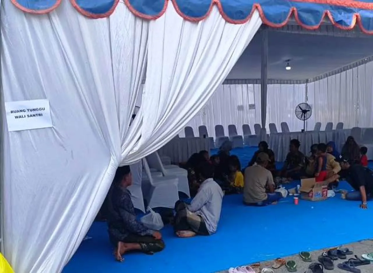 Menanti Cemas, Keluarga Korban Ponpes Al Khoziny Menginap di RS Bhayangkara Polda Jatim