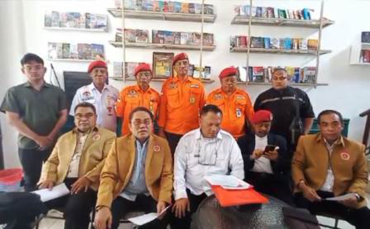 Tjetjep Mohammad Yasien bersama tim pengacara.