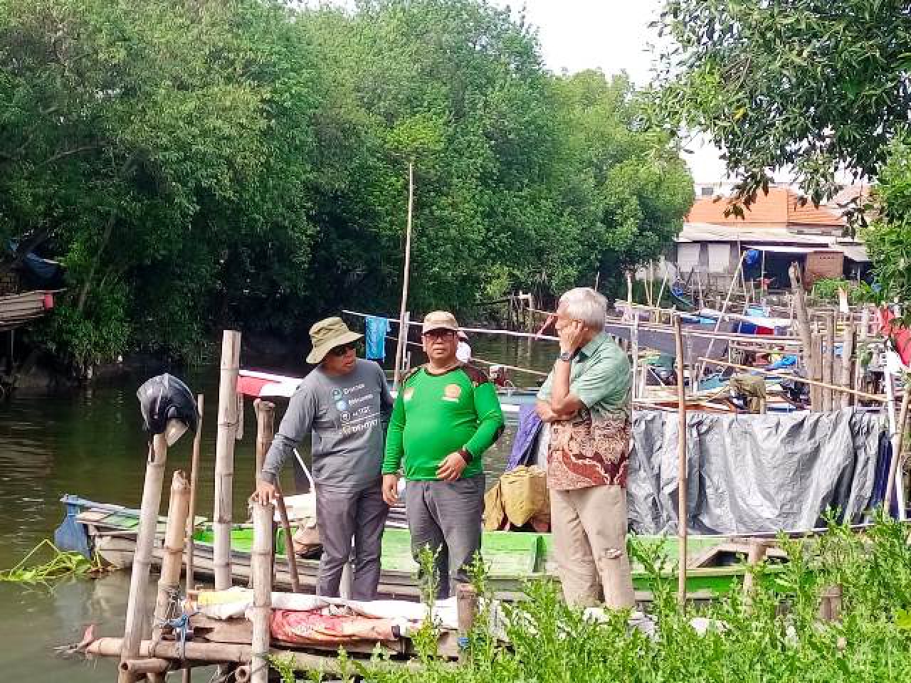 Bersama pihak PT Granting Jaya, Prof Daniel Rosyid kunjungi nelayan Gununganyar Tambak Surabaya, Sabtu (28/12/2024).