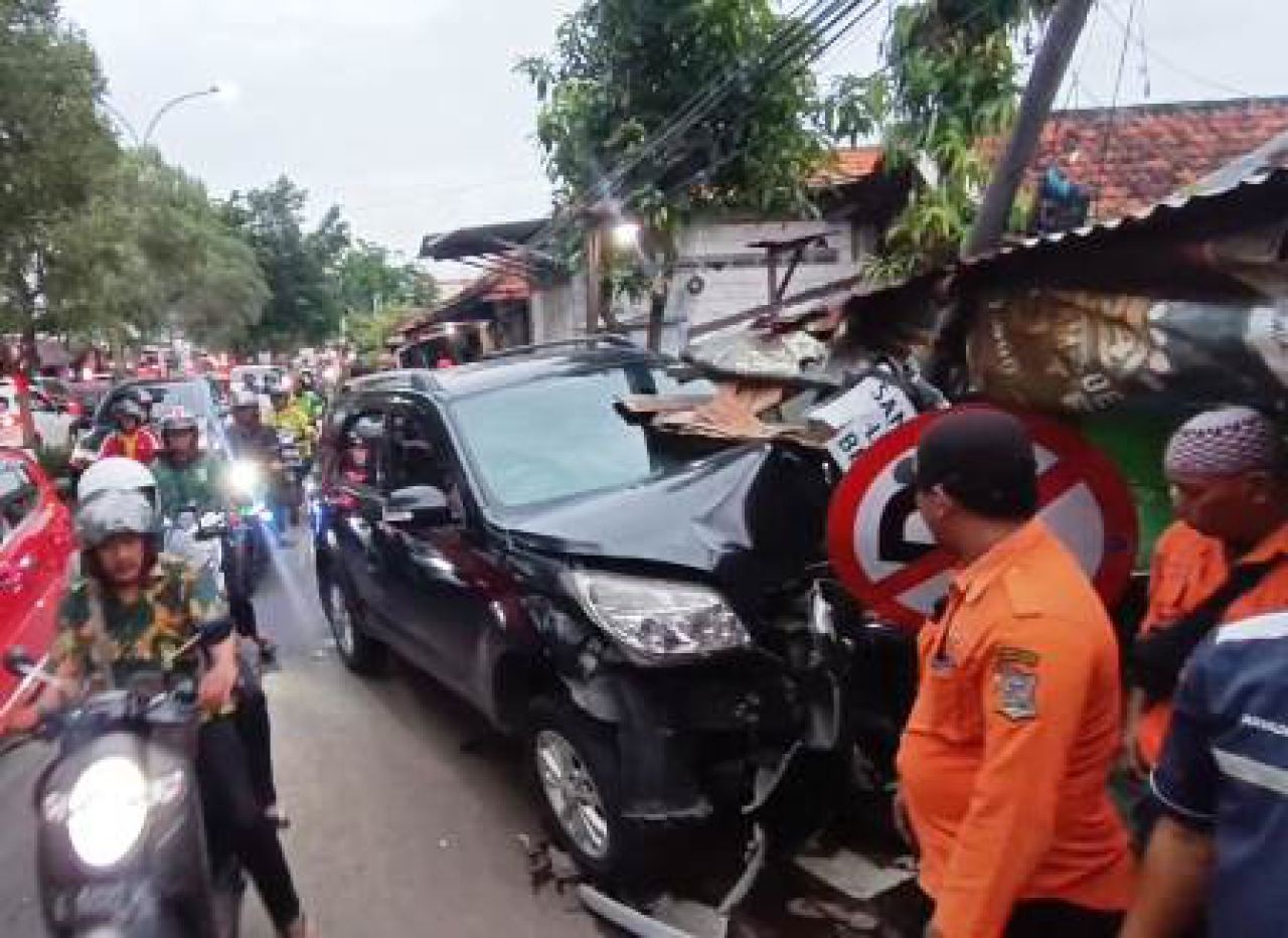 kecelakaan tunggal Daihatsu Terios L-1947-HH.