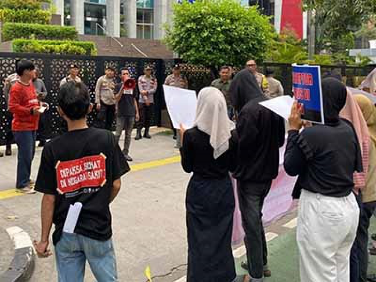 Foto istimewa: Kelompok Gempari saat melakukan aksi protes.