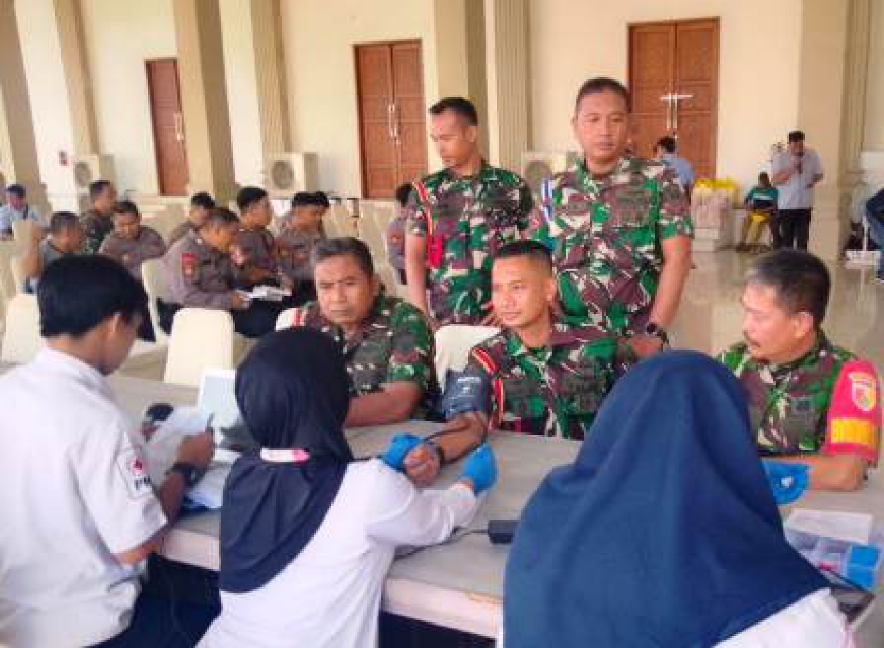 Donor darah di gedung Kesenian Darmoyudo Kota Pasuruan.