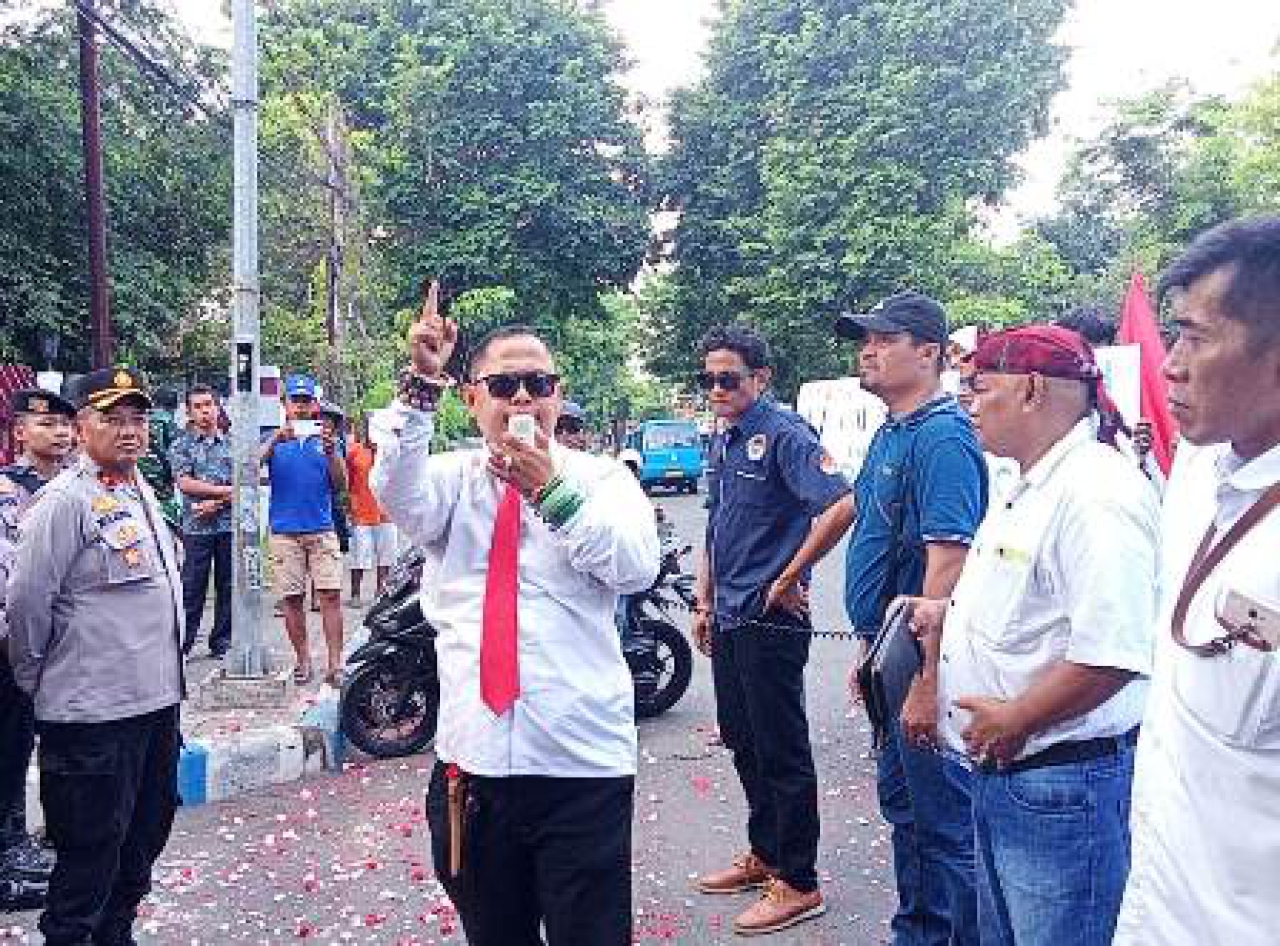 LSM demo di Kecamatan Purworejo Kota Pasuruan.