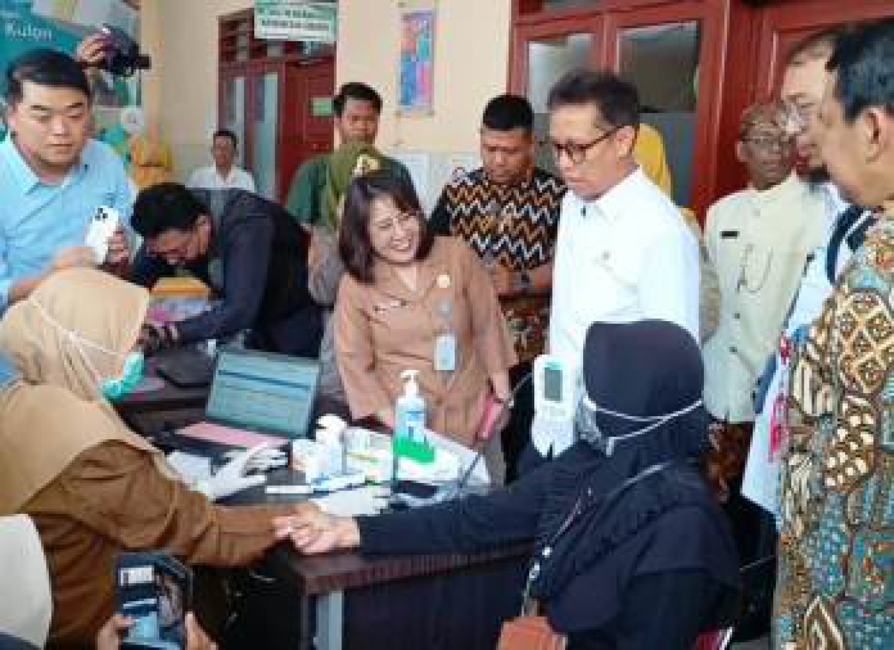 Budi Gunadi Sadikin di Puskesmas Manukan Kulon.
