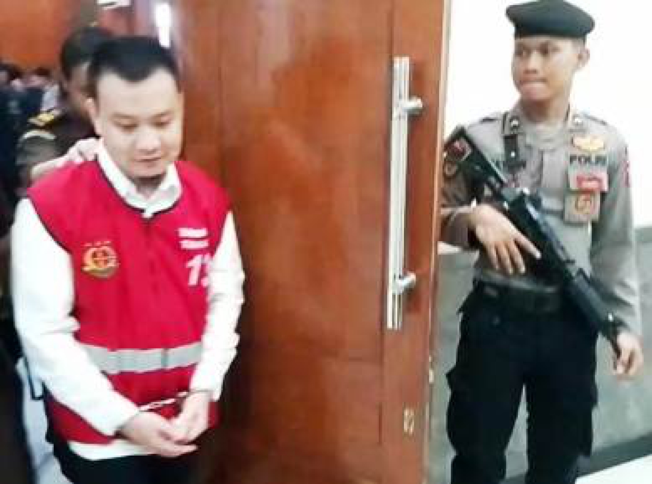 Terdakwa Ivan Sugiamto pakai rompi tahanan.