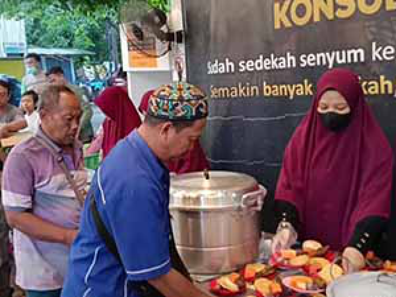 Sejumlah warga saat mengambil bagian buka puasa gratis di warung makan gratis Masjid Pemuda Indonesia, Senin, (030/03/2025).
