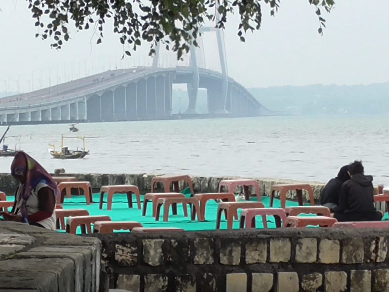 Spot pemandangan Jembatan Suramadu dari View Point.