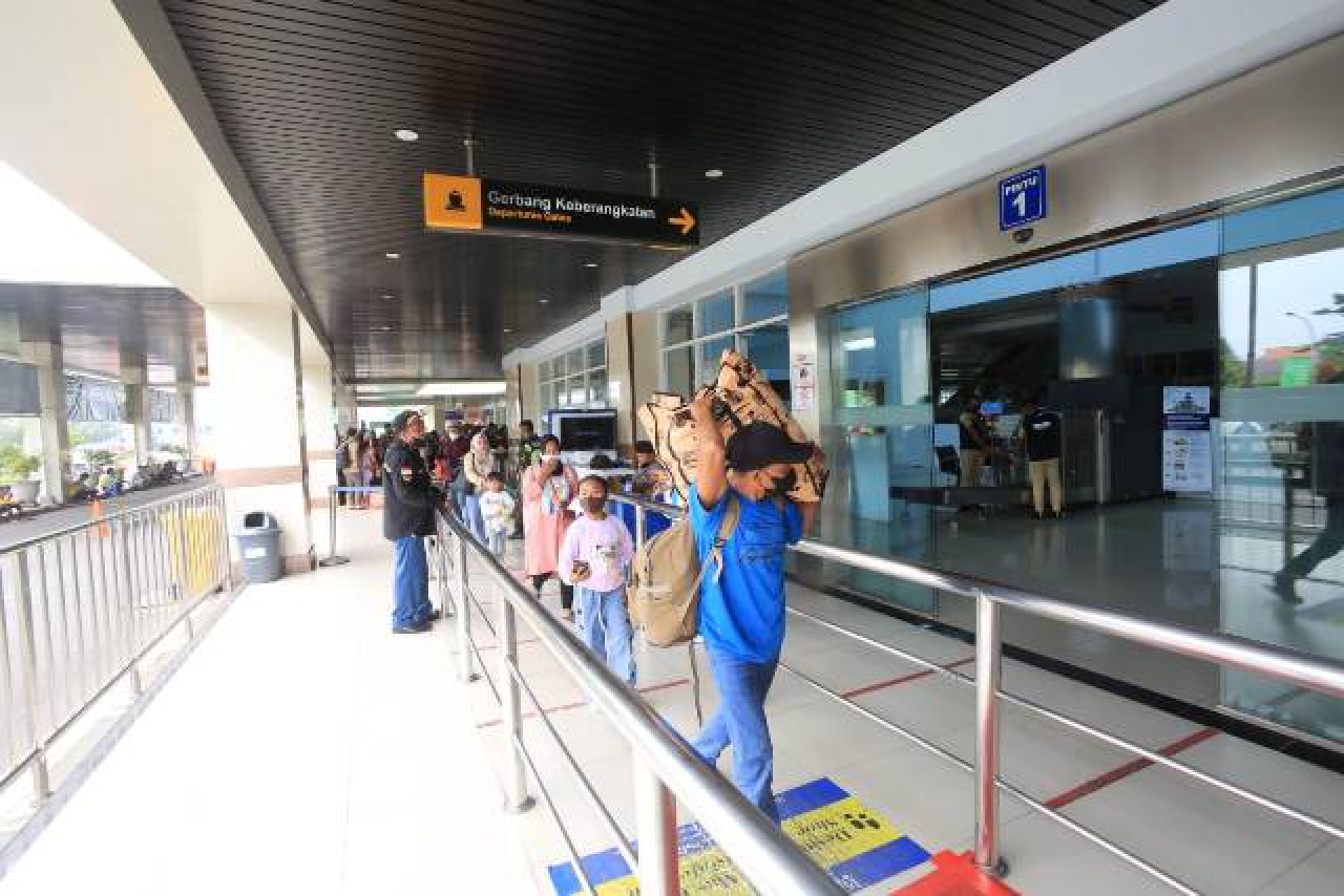 Suasana penumpang di Gapura Surya Surabaya.